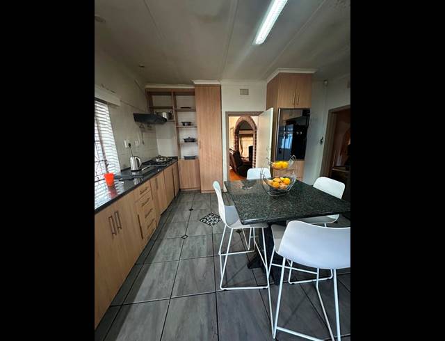 6 BEDROOM HOUSE FOR SALE IN STRUBENVALE